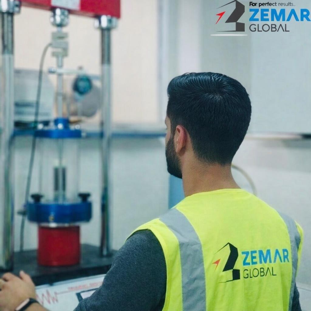 ZEMAR mühendisi üç eksenli basınç deneyi düzeneği başında
